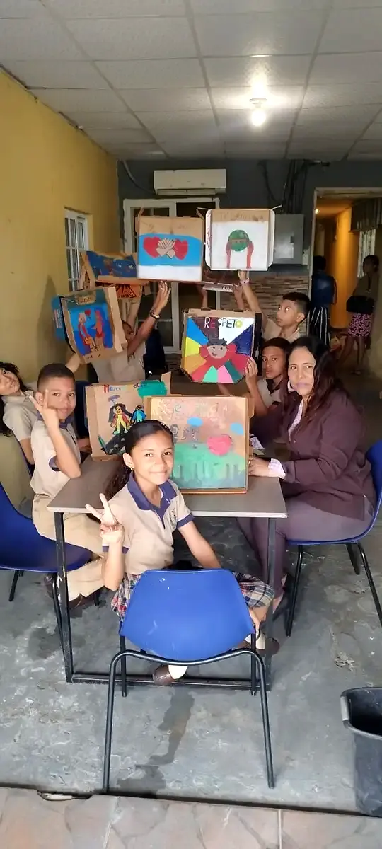 Estudiantes realizando proyectos artísticos