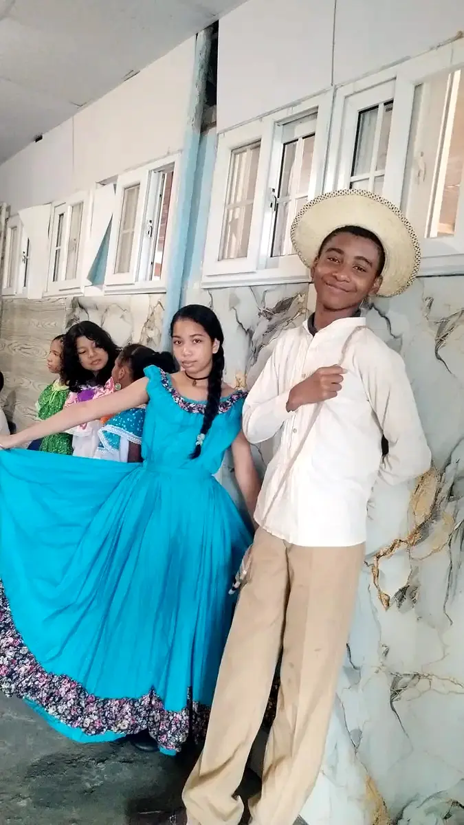 Estudiantes de Betel School en una presentación folclórica