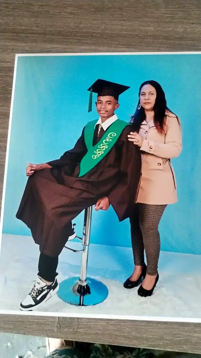 Graduado de Betel School acompañado por una docente
