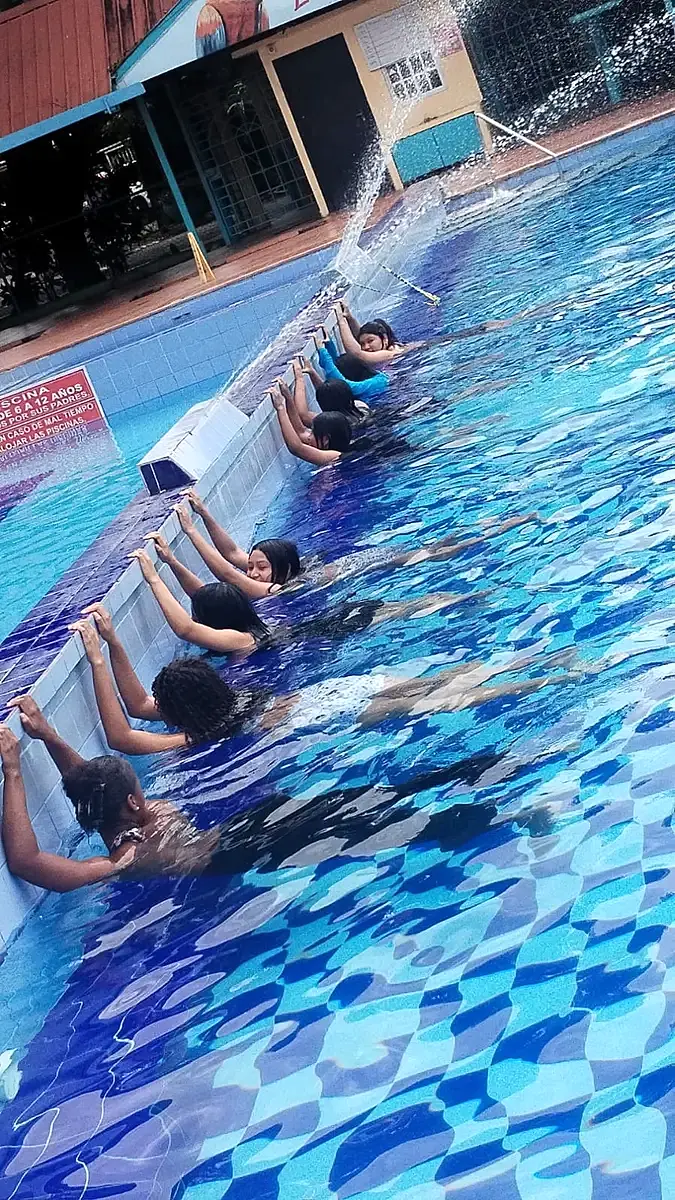 Estudiantes durante una práctica de natación