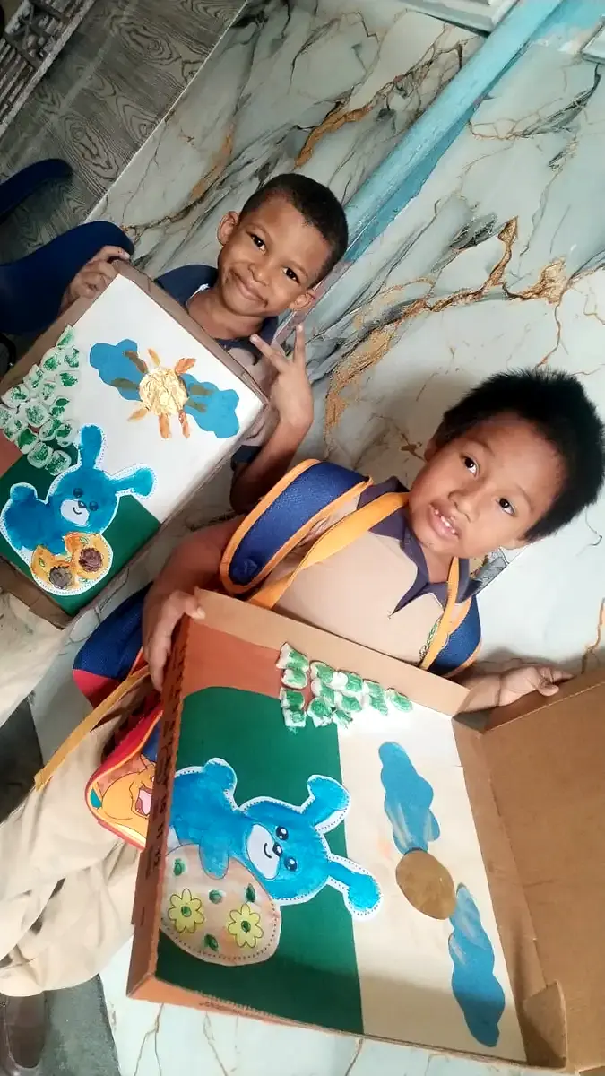Estudiantes mostrando sus proyectos